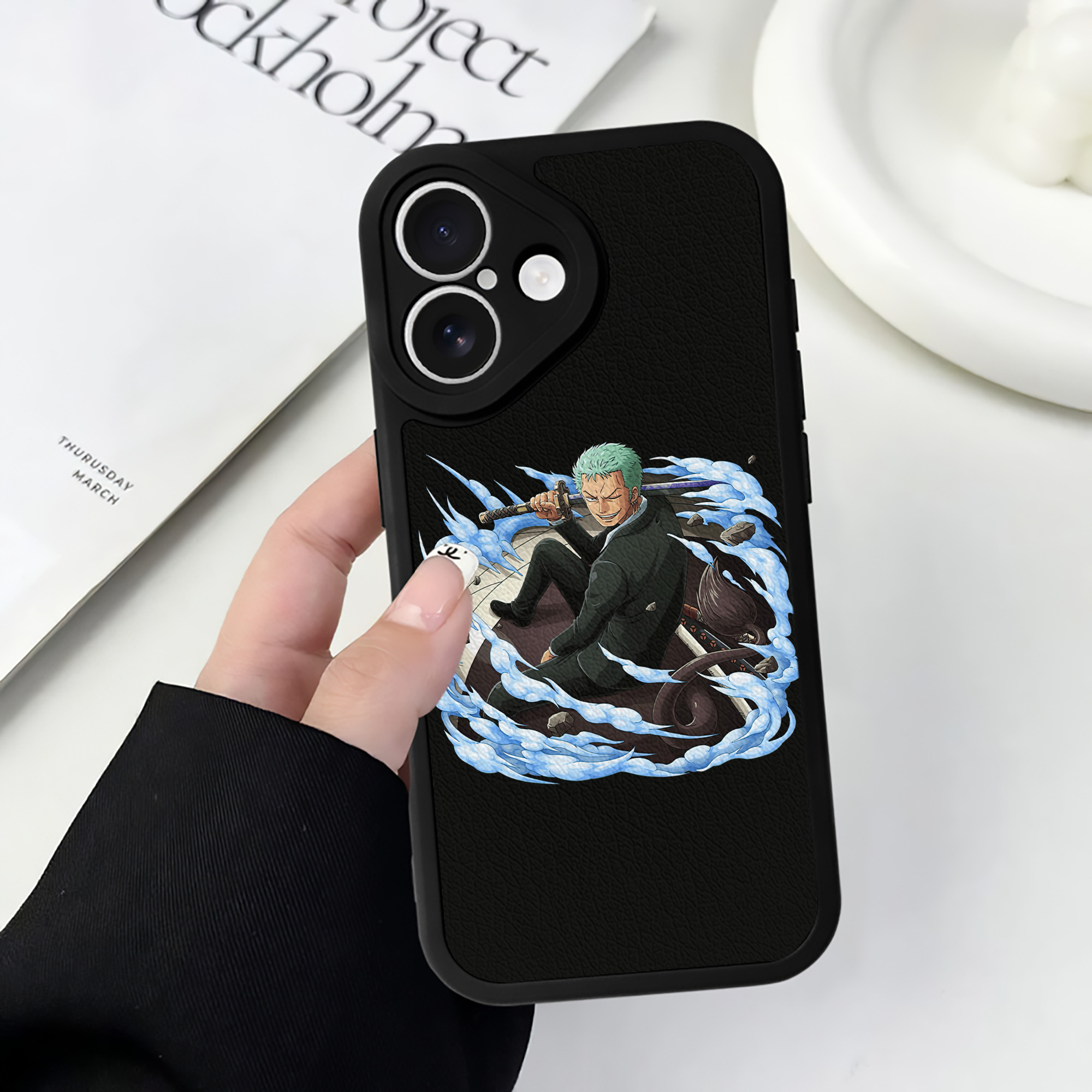 （画像用） ワンピース ロロノア・ゾロ ONE PIECE Roronoa Zoro 【iPhone 16シリーズ対応】シリコンスマホケース（レザー調） 材質：シリコン